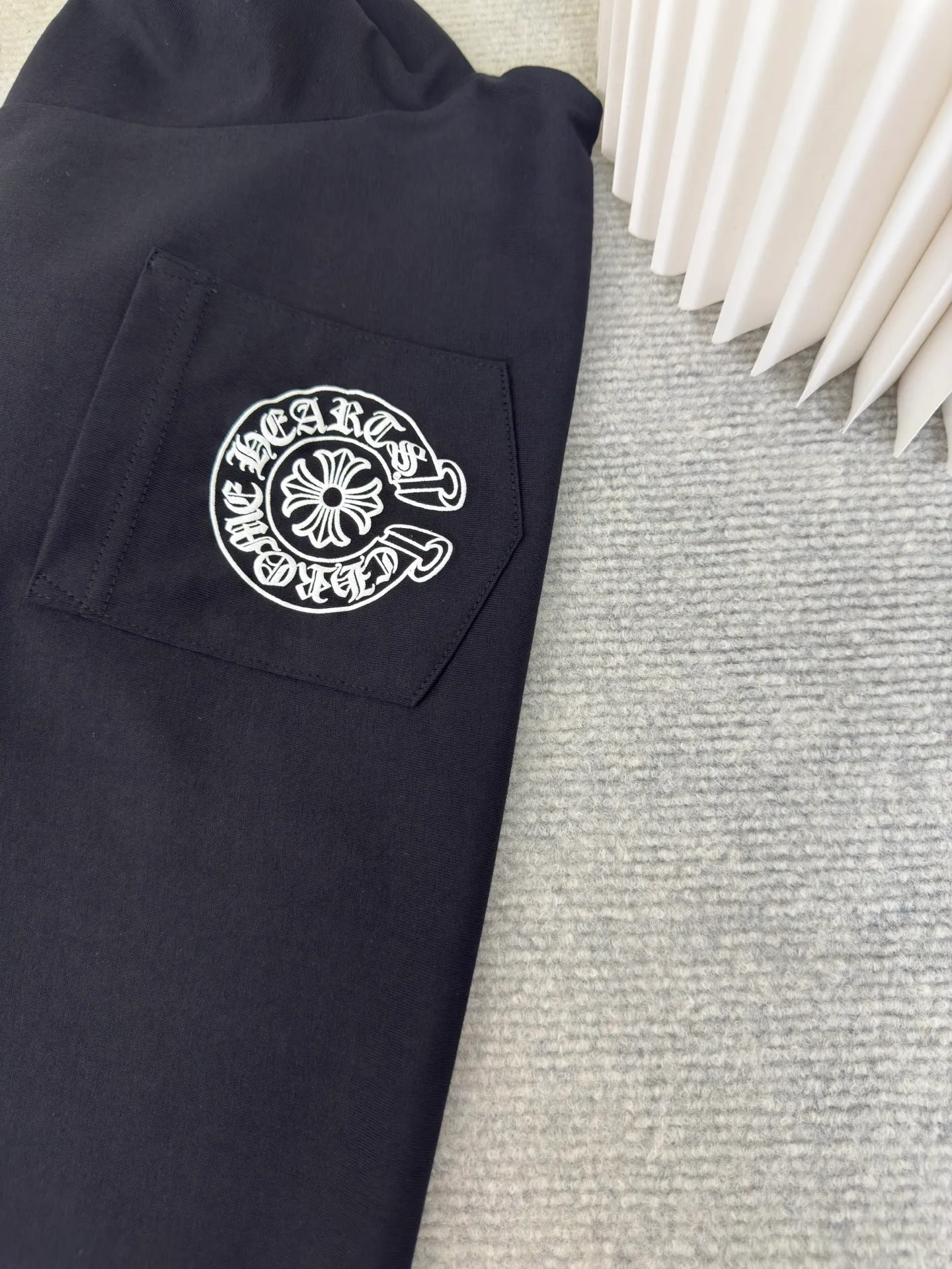P250 Chrome Hearts Deadly doll co-branded short-sleeved version. Authentic version - physical counter - top luxury quality. 🆚Instant sale of all versions on the market. The fabric is made of 26-woven 200g cotton. Printing is very important. The ink used in the original version is beyond the standard printing. General printing factories have no ability to restore it. After running many factories, the time paid off. Size S M L